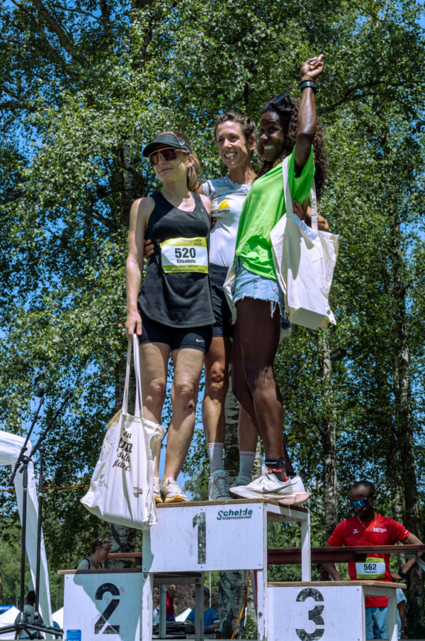 250622.Together_run_podium