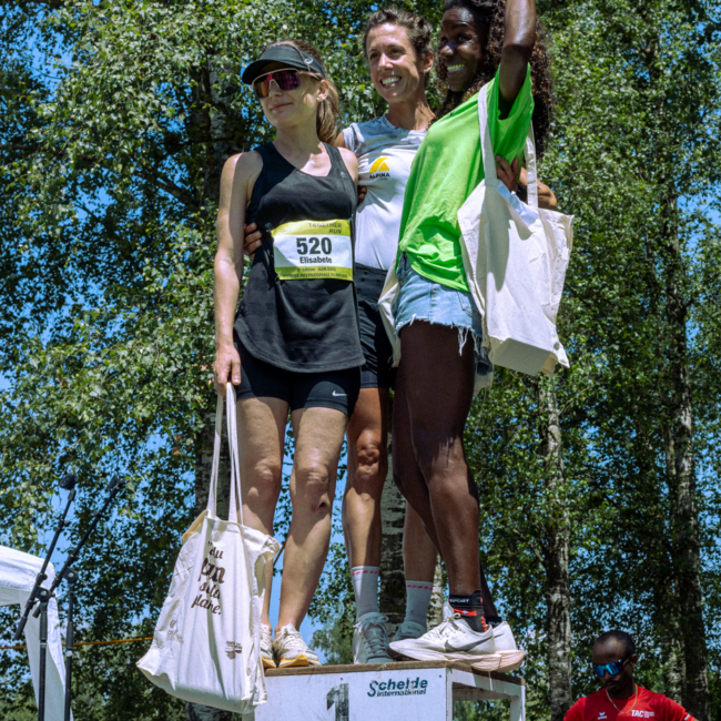 250622.Together_run_podium